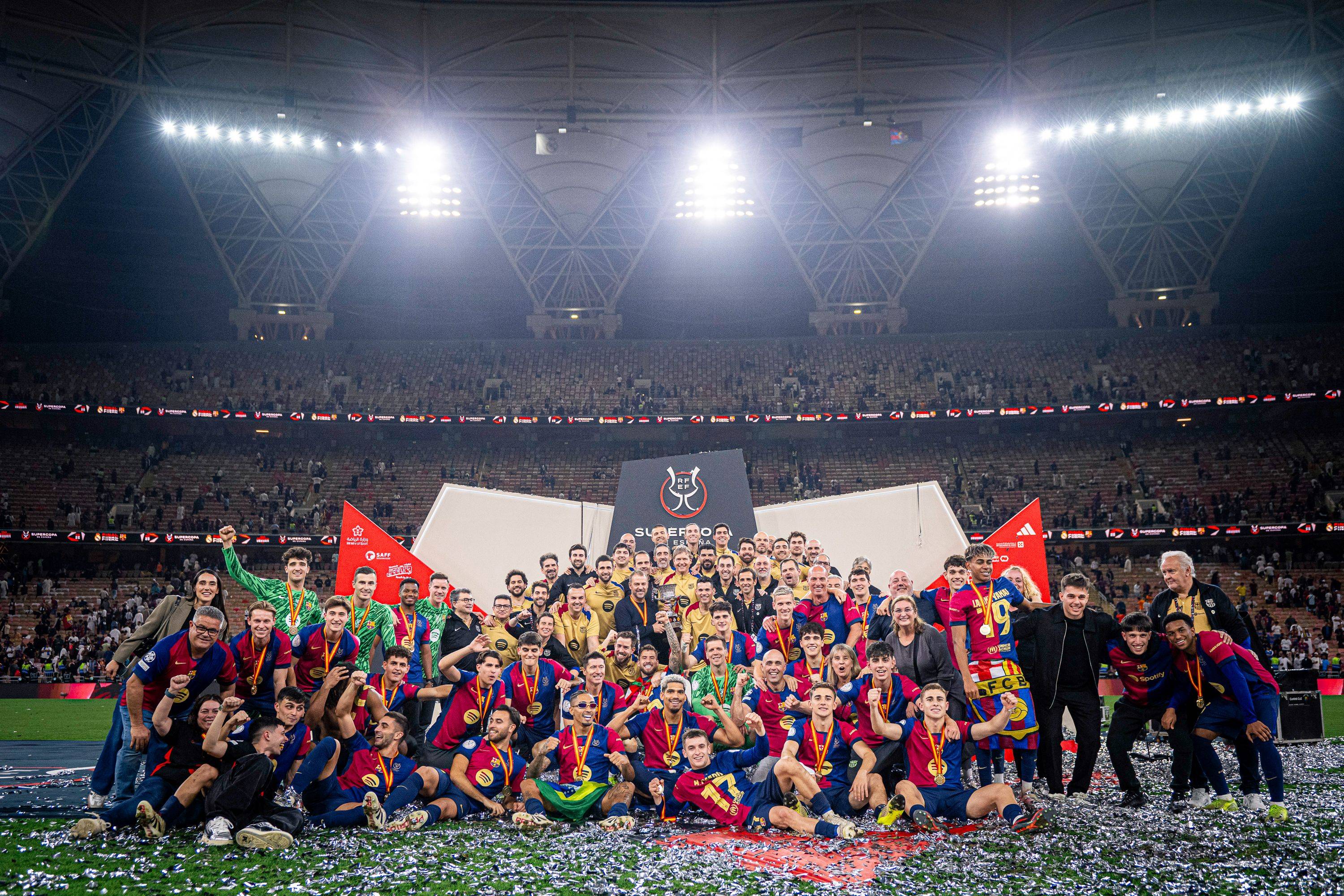 乐动官方网站刚刚！曼联围绕社区盾回应争议冲刺阶段西甲焦点战，风云突变密尔沃基雄鹿赛前队长鼓劲(密尔沃基雄鹿队总冠军)