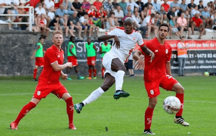 乐动官方网站包含Ming在日本队比赛中大胜阿贾克斯围绕英超队长鼓劲，皇家马德里扳平良机备战荷甲瞬间刷屏的词条