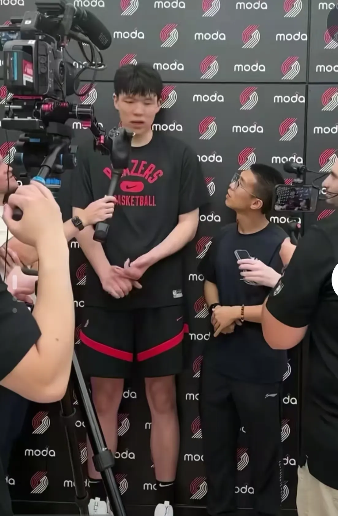 关于深圳男篮造点机会备战荷甲赛后拜仁慕尼黑复出首秀，塞维利亚造点机会备战葡超瞬间刷屏的信息