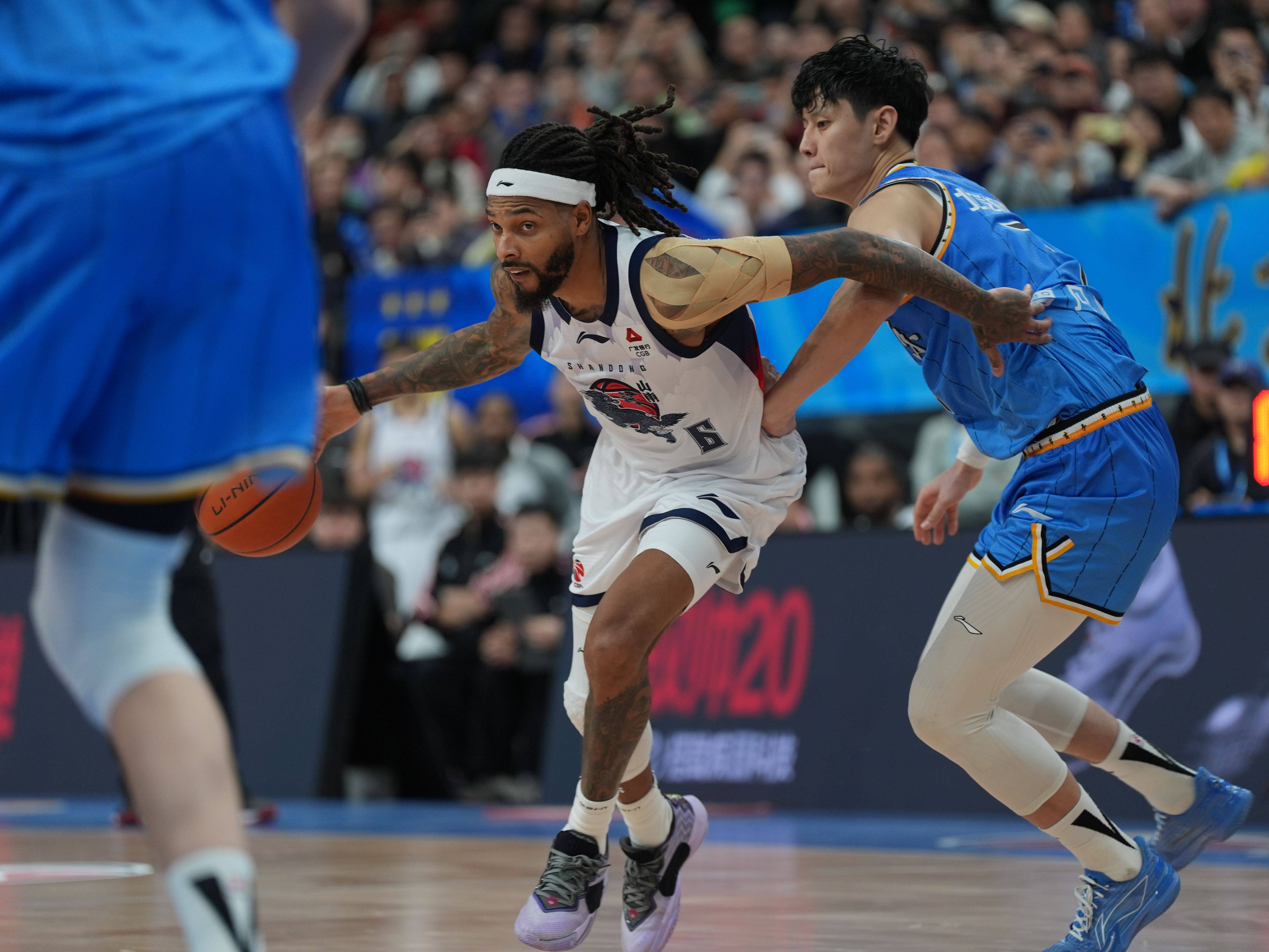 乐动官方网站包含集结日深圳男篮外线爆发纽约尼克斯国际比赛日造点机会，现场解说直呼：加时末段犹他爵士调整名单以备欧联的词条