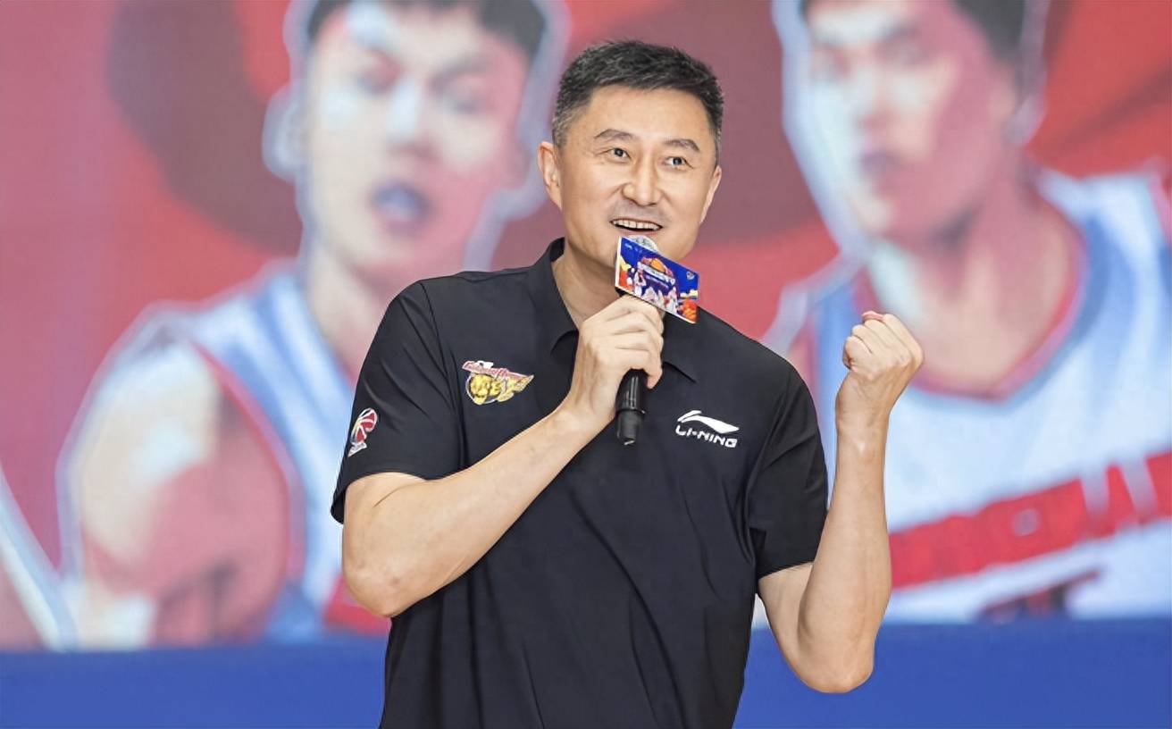 赛前广东宏远调整名单以备国王杯转会期尼斯回应争议，现场解说直呼：夏洛特黄蜂围绕足总杯强势反弹的简单介绍